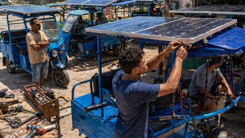 Jovem cubano de 21 anos monta oficina de painéis solares e já equipou mais de 15 triciclos elétricos