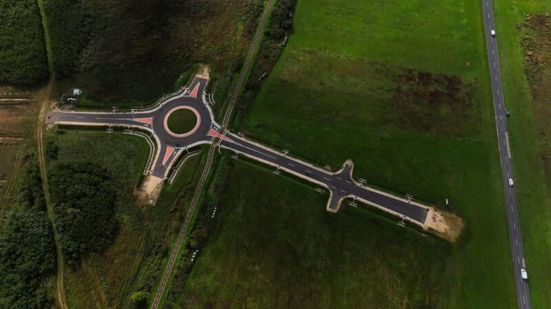 Rotatória “milionária” construída no meio de um campo na Hungria vira símbolo de obras públicas sem utilidade