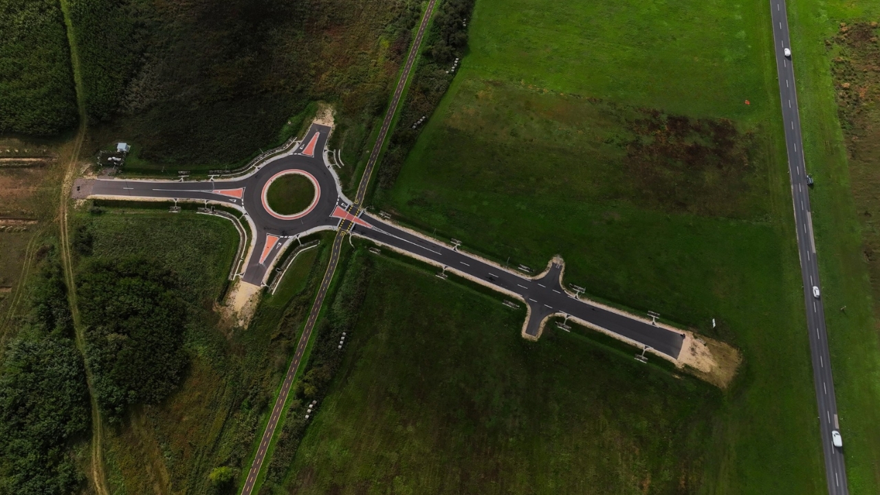 Rotatória “milionária” construída no meio de um campo na Hungria vira símbolo de obras públicas sem utilidade