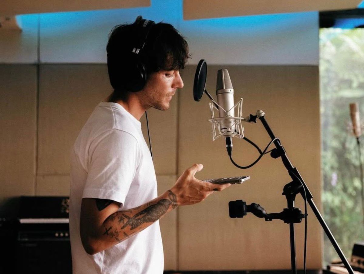 Louis Tomlinson confirma show em São Paulo em 06/04/2027 e diz que pensa em convidar artista brasileira, mas evita Anitta