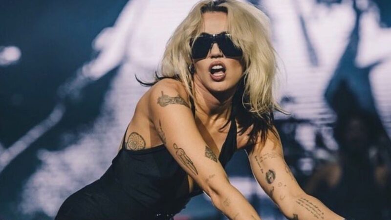Miley Cyrus recebe estrela na Calçada da Fama em cerimônia nesta sexta