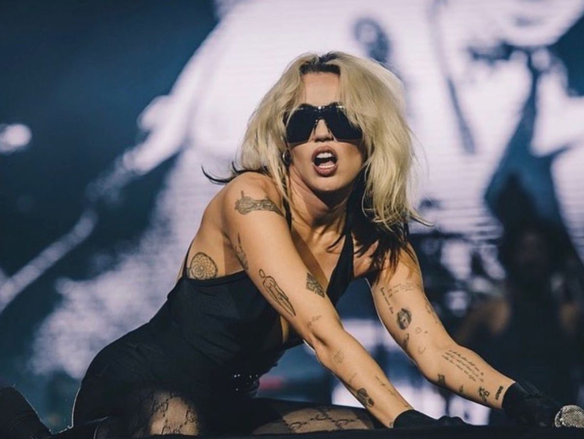 Miley Cyrus recebe estrela na Calçada da Fama em cerimônia nesta sexta