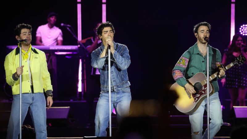 Jonas Brothers tocam em São Paulo com Joe em evidência e estádio longe da lotação
