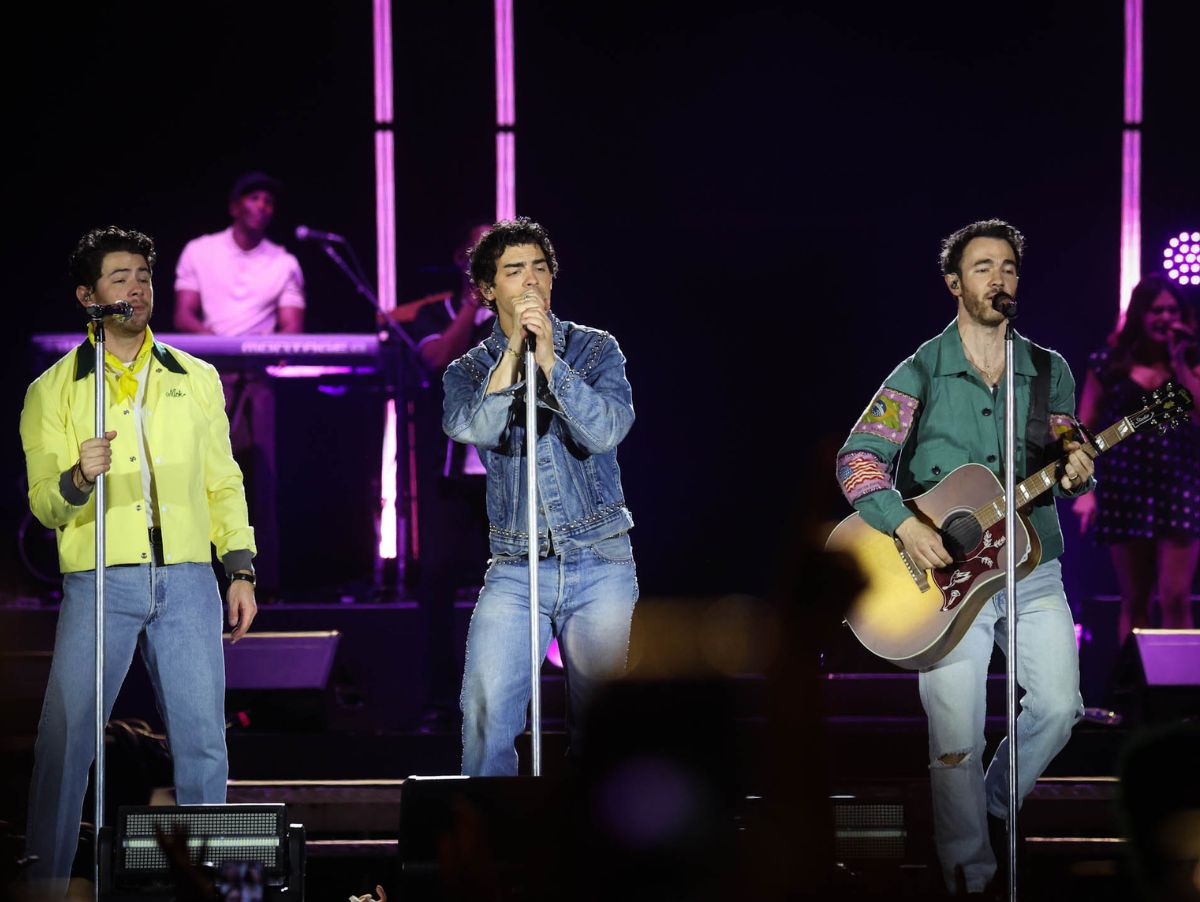 Jonas Brothers tocam em São Paulo com Joe em evidência e estádio