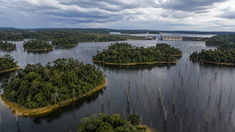 UHE Balbina, no Amazonas, alagou mais de 2 mil km², formou ilhas de árvores mortas e pode emitir mais gases que carvão