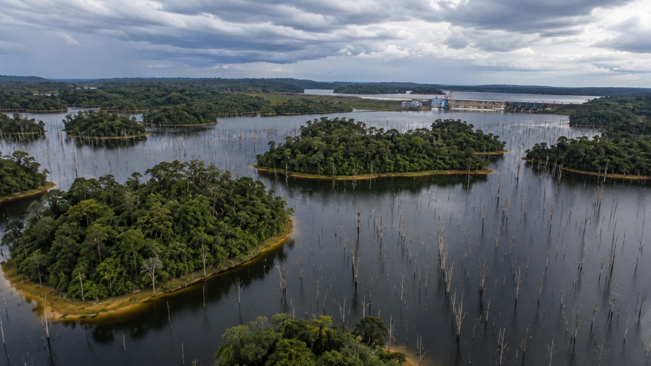 UHE Balbina, no Amazonas, alagou mais de 2 mil km², formou ilhas de árvores mortas e pode emitir mais gases que carvão