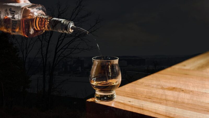 Crise do bourbon leva Jim Beam a paralisar alambique e expõe excesso de estoque no Kentucky