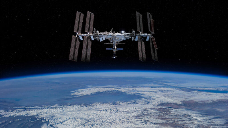 Startup britânica envia equipamento à ISS para produzir cristais que podem virar remédios contra o câncer
