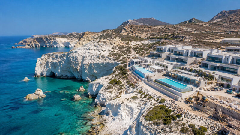 Resort de luxo em Milos tem obra suspensa em 2026 após revolta por construções em península famosa