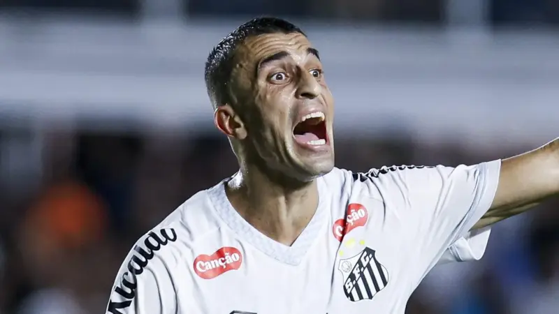 João Schmidt sente lesão, deixa jogo cedo e preocupa o Santos após vitória sobre o Coritiba