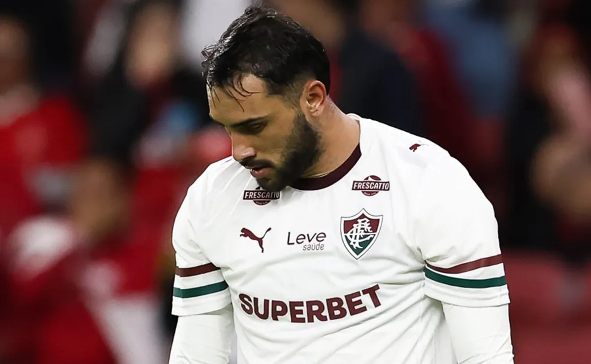 Freytes se emociona e é amparado por Zubeldía após empate do Fluminense com Independiente Rivadavia