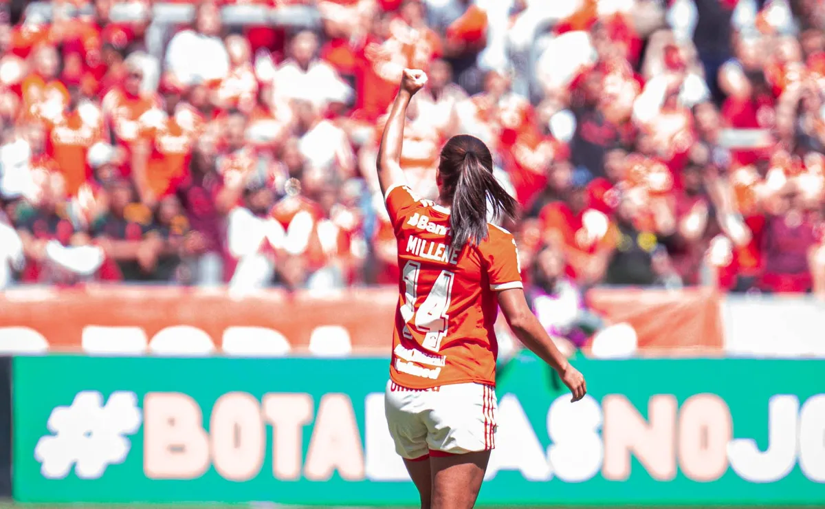 Internacional vence Botafogo por 1 a 0, chega à quarta vitória seguida e se aproxima da liderança do Brasileirão