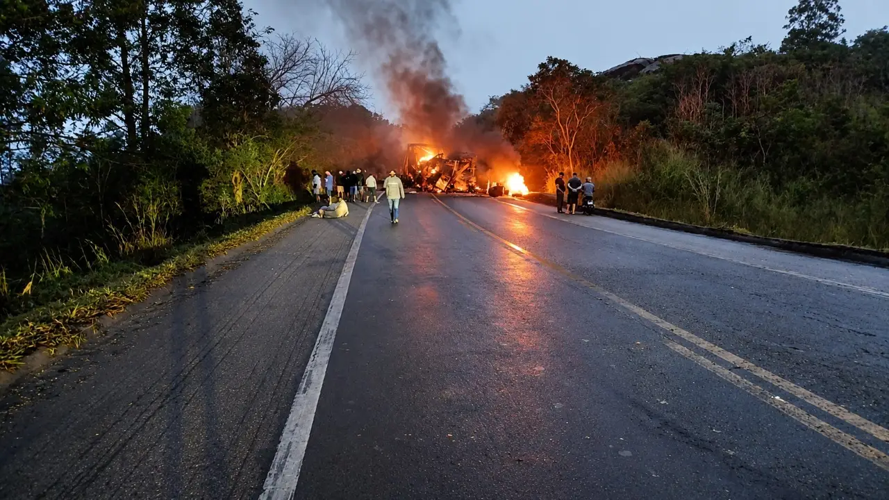 Ao menos oito mortos e dez feridos em colisão entre caminhão e ônibus em MG
