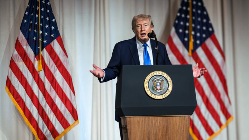 Trump acusa o papa de apoiar armas nucleares ao Irã sem apresentar provas e pressiona por confronto