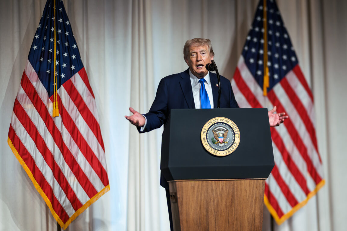 Trump acusa o papa de apoiar armas nucleares ao Irã sem apresentar provas e pressiona por confronto