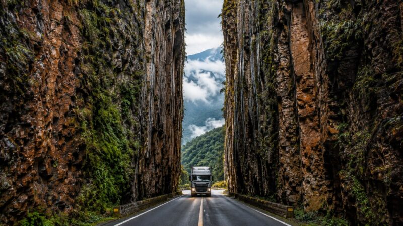 Estrada da Serra do Corvo Branco, entre Urubici e Grão-Pará, corta rochas de 160 milhões de anos e tem fenda de 90 metros aberta manualmente