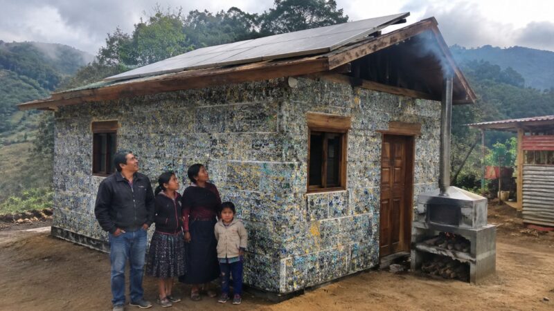Projeto em Chiapas usa plástico irreciclável para construir moradias sociais com blocos RESIN8, painéis solares e fogões eficientes
