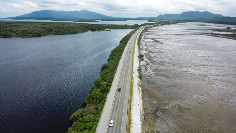 Governo fechou Canal do Linguado há 90 anos, aterro sobre o mar alterou circulação e imagens aéreas mostram sedimentos; obra na BR-280 prevê vão de 100 metros