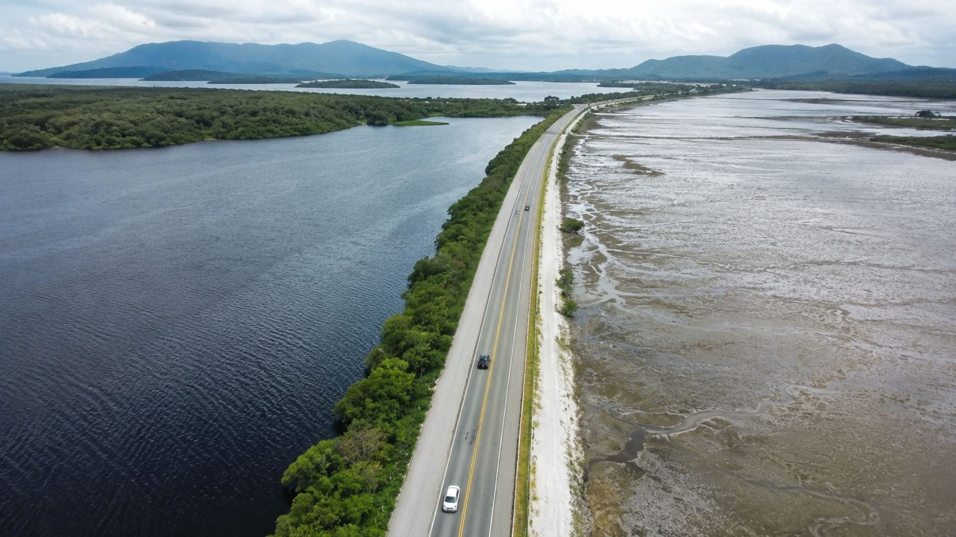 Governo fechou Canal do Linguado há 90 anos, aterro sobre o mar alterou circulação e imagens aéreas mostram sedimentos; obra na BR-280 prevê vão de 100 metros