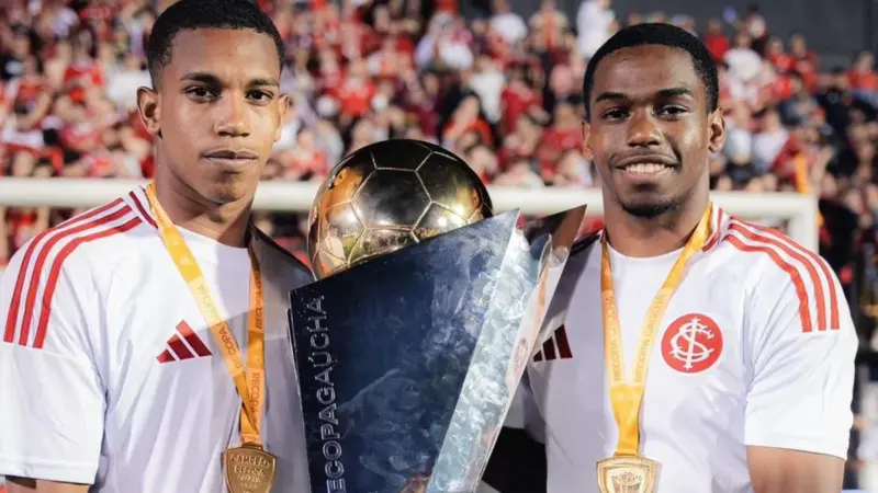 Irmãos Luiz Felipe e João Victor conquistam primeiro título profissional pelo Internacional
