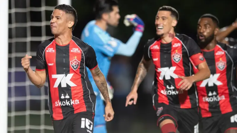 Vitória supera o Flamengo por 2 a 0 no Barradão e elimina o Rubro-Negro da Copa do Brasil
