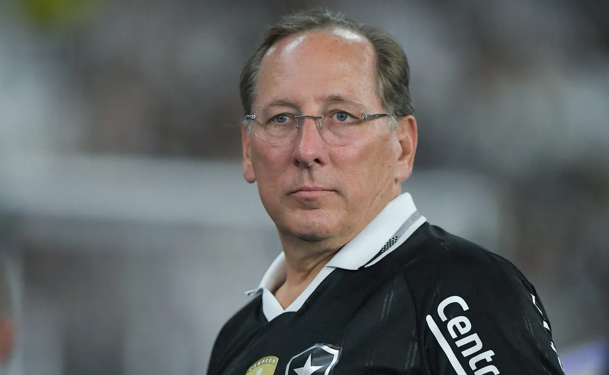 Entenda como john textor contraria botafogo e critica modelo social