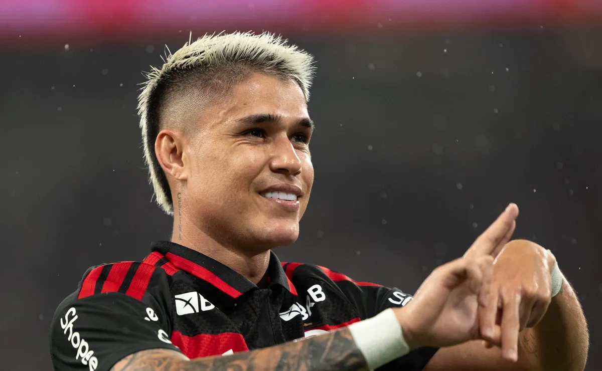 Cruzeiro monitora mercado e pode disputar contratação de Luiz Araújo com o Atlético-MG