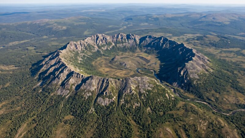 Anel perfeito de 6 km no extremo leste da Rússia intriga satélites da NASA