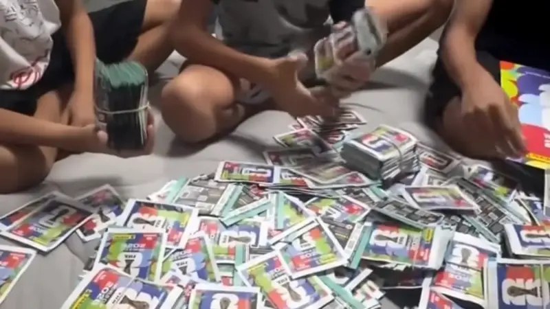 Polícia apreende 200 mil figurinhas falsificadas da Copa e orienta como identificá-las