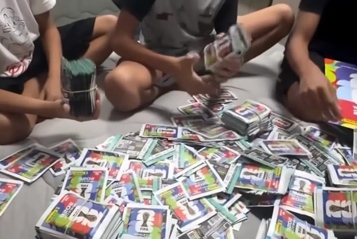 Polícia apreende 200 mil figurinhas falsificadas da Copa e orienta como identificá-las