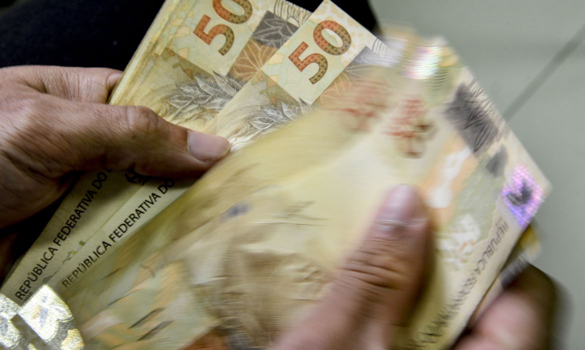 INPC fecha abril em 0,81% e acumula 4,11% em 12 meses
