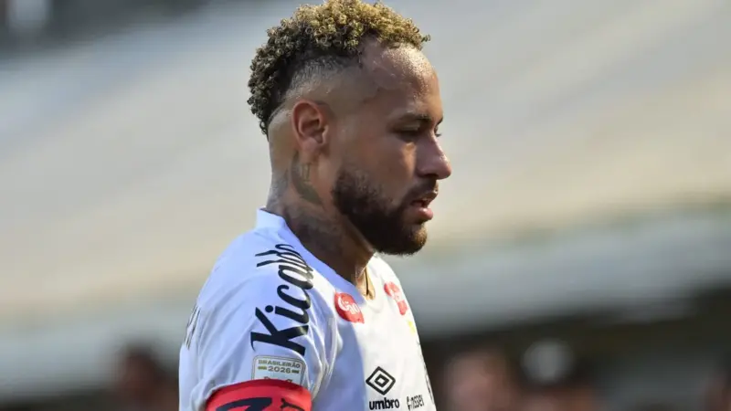 Santos reclama de pênalti em Neymar no início do jogo contra o Bragantino