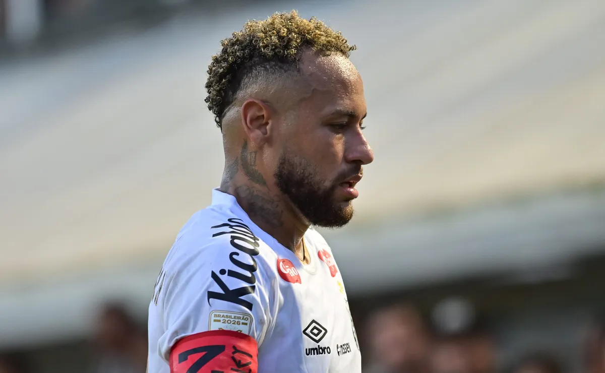 Santos reclama de pênalti em Neymar no início do jogo contra o Bragantino