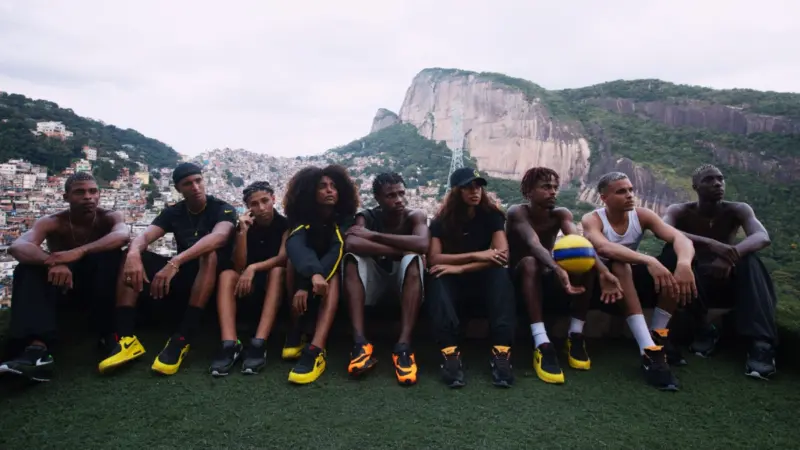 Veja como a nike escolheu a rocinha para lançar a coleção mad90 com chuteiras icônicas