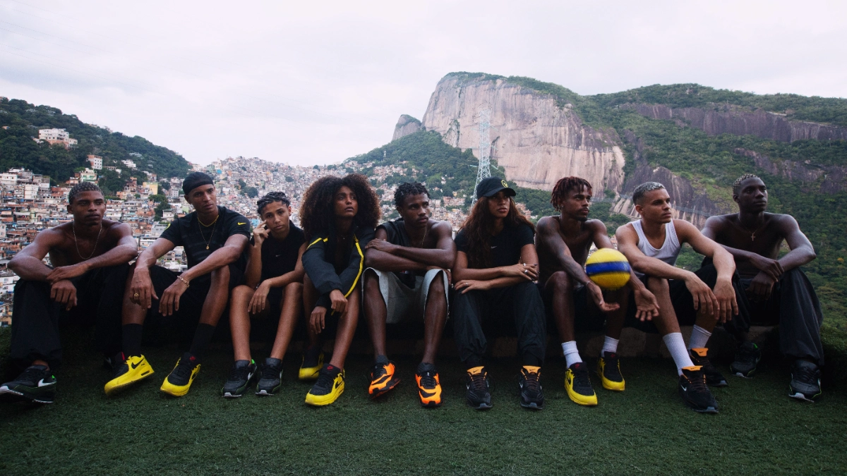 Veja como a nike escolheu a rocinha para lançar a coleção mad90 com chuteiras icônicas