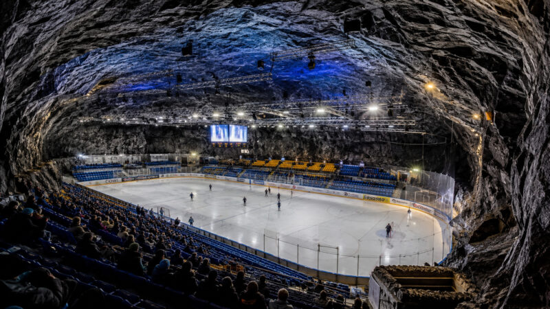 Noruega abriga arena pública de esporte dentro de uma montanha, a 55 metros sob a superfície