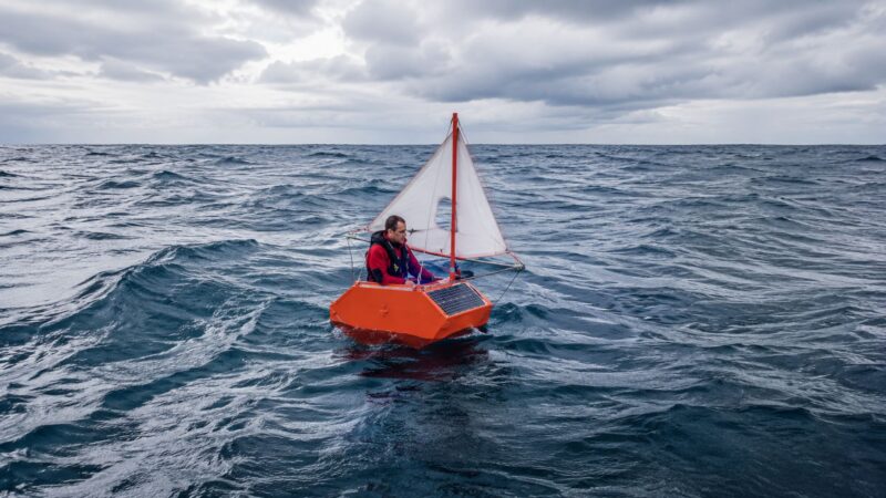 Britânico Andrew Bedwell tenta atravessar sozinho o Atlântico Norte em barco de 1,19 metro para homenagear vítimas do câncer