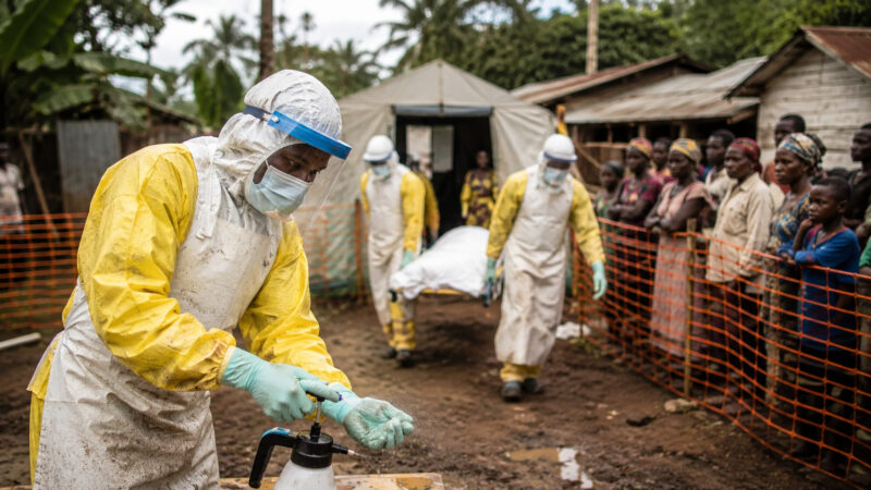 OMS declara emergência internacional após avanço de novo surto de Ebola na África Central