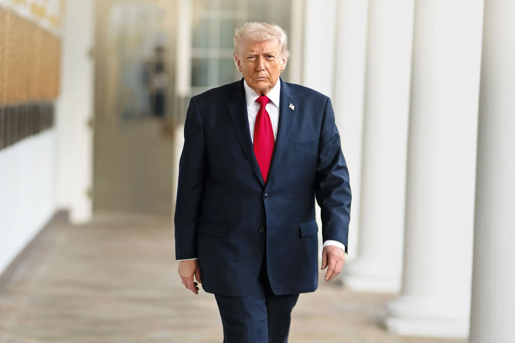 Trump age como “CEO dos EUA”, fechando acordos rápidos e fora do padrão institucional