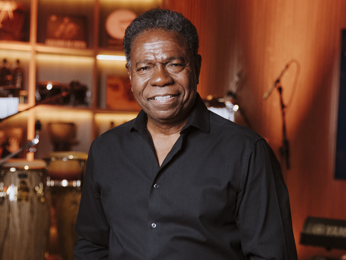 Paulinho da Costa recebe estrela na Calçada da Fama aos 77 anos, reconhecendo décadas de percussão brasileira no pop mundial