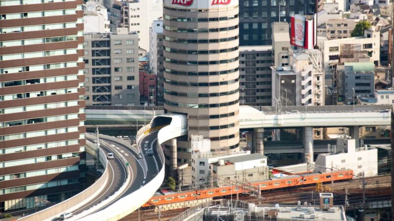 Rodovia passa por dentro de prédio de 16 andares em Osaka sem tocá-lo e se transforma em atração urbana
