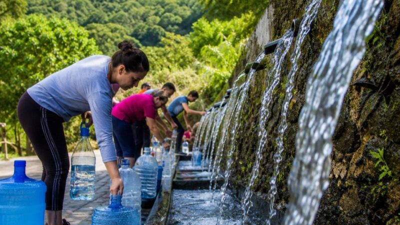 Água termal de Santo Amaro da Imperatriz é apontada como a segunda melhor do mundo e é vendida a R$ 0,30 o litro