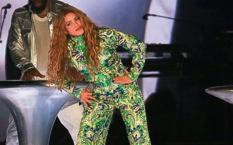 Shakira canta com Anitta, Caetano Veloso, Maria Bethânia e Ivete em Copacabana; show teve atraso