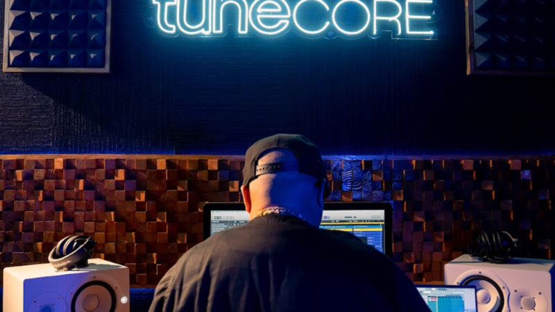 TuneCore bloqueia faixas de IA e Believe pressiona serviços de streaming contra “estúdios piratas”