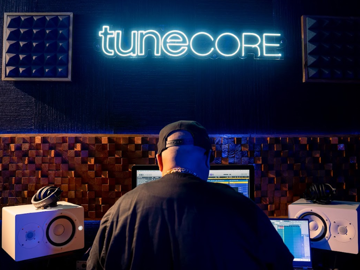 TuneCore bloqueia faixas de IA e Believe pressiona serviços de streaming contra “estúdios piratas”