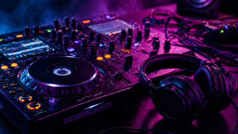 Levantamento da UBC e BRMC aponta força da música eletrônica no Brasil e identifica entraves em dados, eventos e direitos autorais