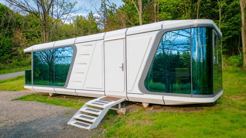 Conheça uma minicasa futurista de aço e vidro importada da china virou airbnb no interior, com teto retrátil para ver as estrelas, cozinha de fogão híbrido e luzes, cortinas e ar-condicionado …