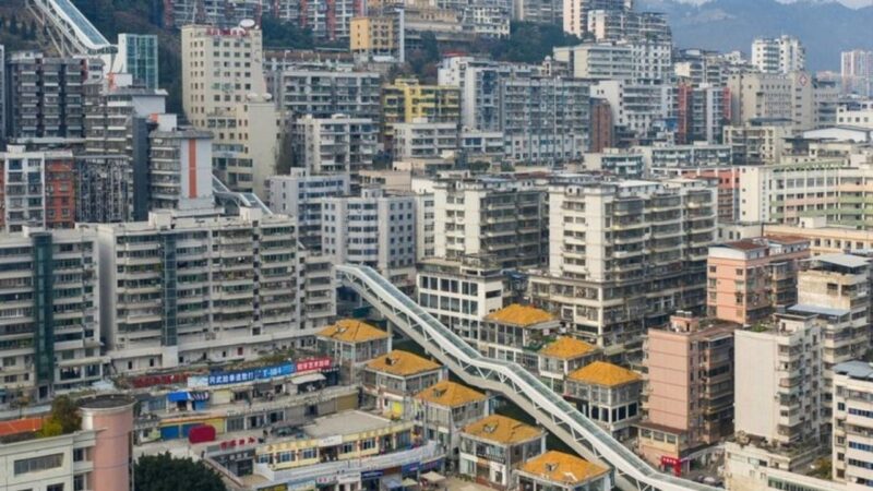 China inaugura a maior escada rolante do mundo, de quase 1 km, na região montanhosa de Wushan