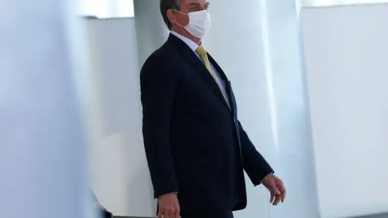 Bolsonaro deixa prisão domiciliar e é levado a hospital em Brasília para cirurgia no ombro