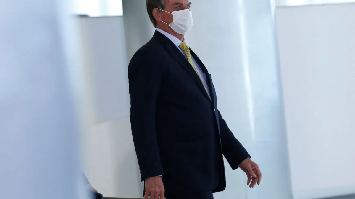 Bolsonaro deixa prisão domiciliar e é levado a hospital em Brasília para cirurgia no ombro